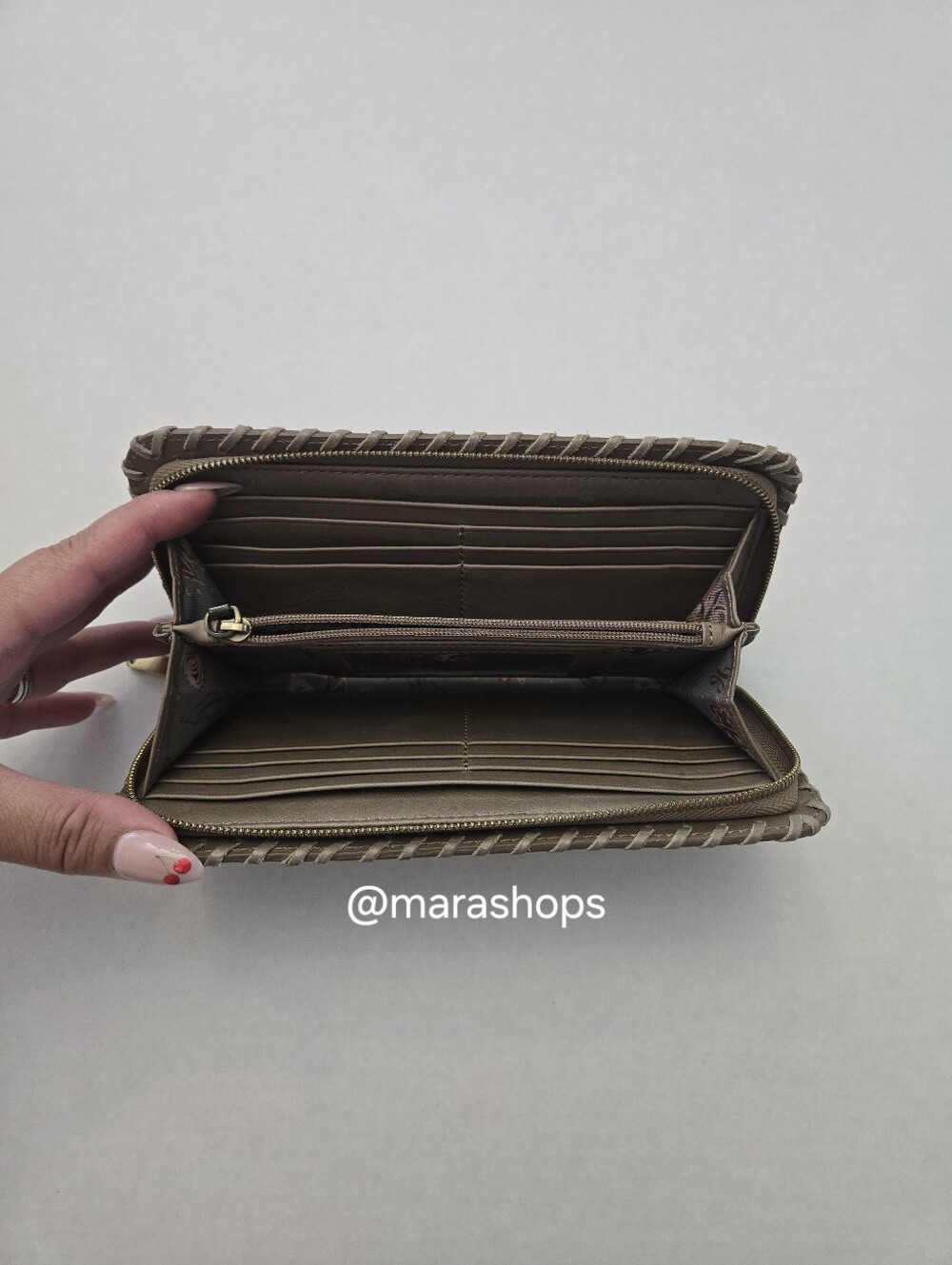 Hobo Wynn Wallet - Picture 4 of 9